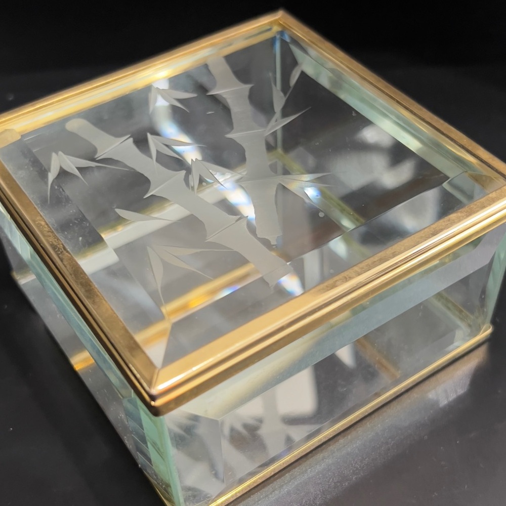 VINTAGE BRASS ETCHED BEVELED GLASS MIRROR TRINKET JEWELRY BOX - Picture 7 of 8